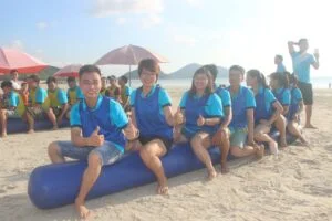 Cán bộ công nhân viên công ty tham gia team building