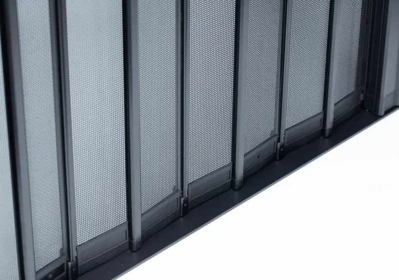 Cận cảnh khung nhôm cửa xếp lá nhôm