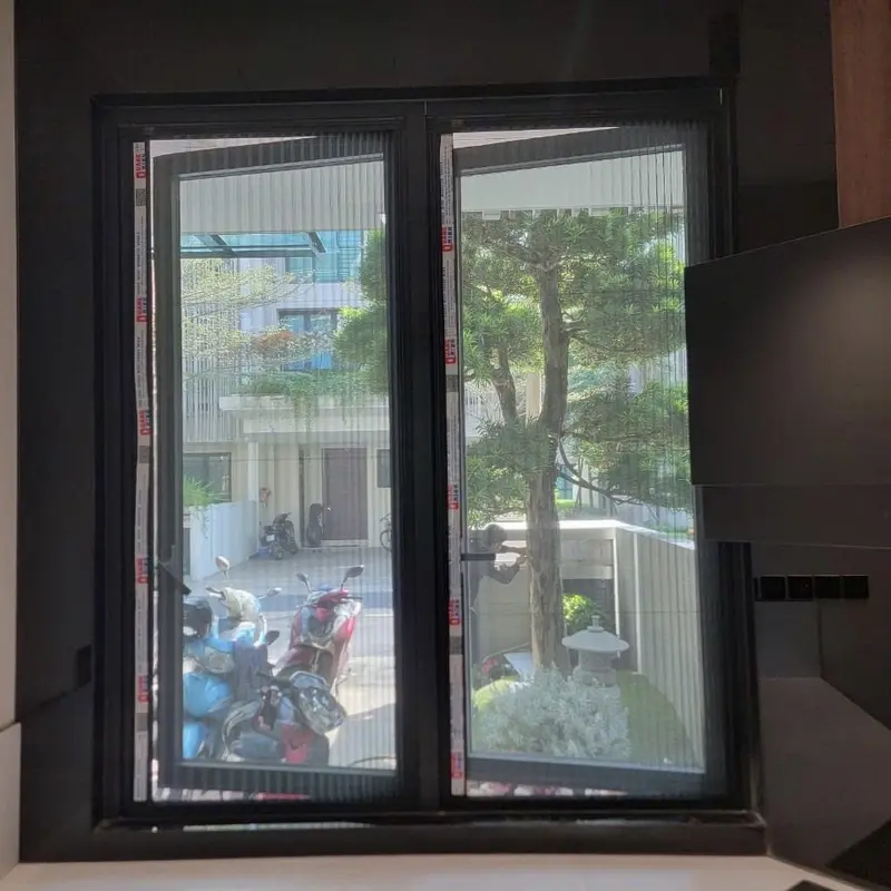 Cửa lưới chống muỗi dạng xếp lắp đặt