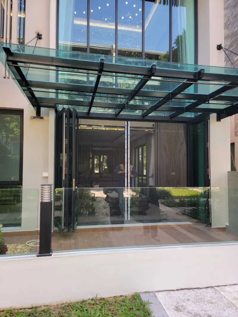 Cửa xếp lá nhôm được lắp tại cửa chính ngôi nhà