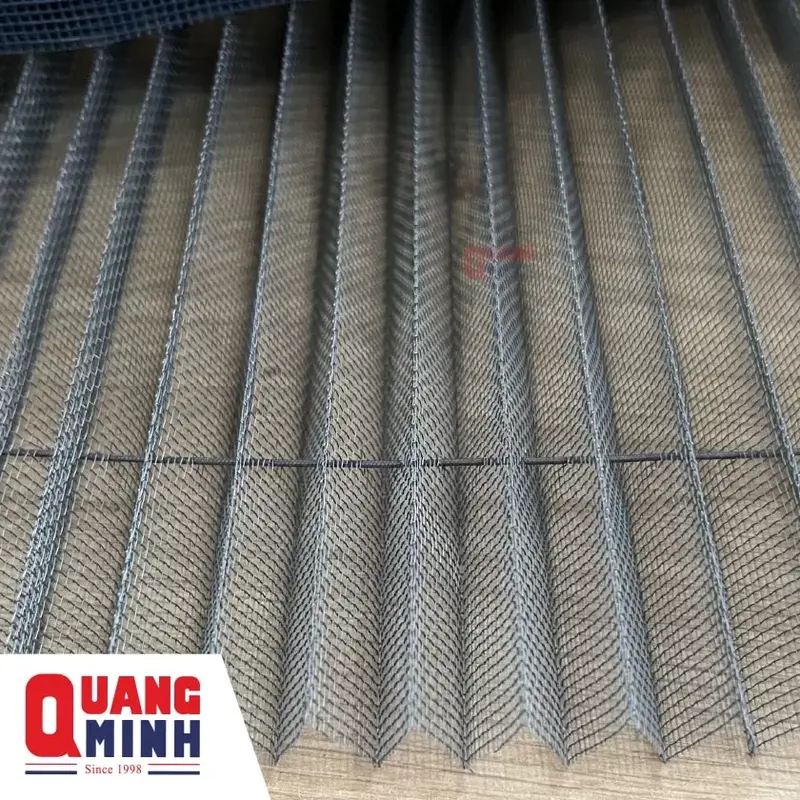 luoi polyester duoc gap nep nhu canh quat