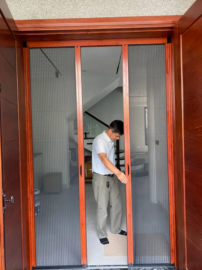 Ngôi nhà thêm sang nhờ cửa xếp lá