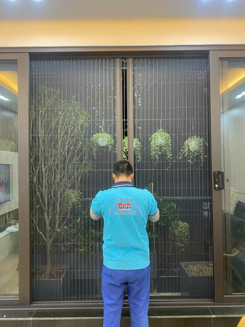 Quang Minh hoàn thiện lắp đặt cửa xếp lá nhôm