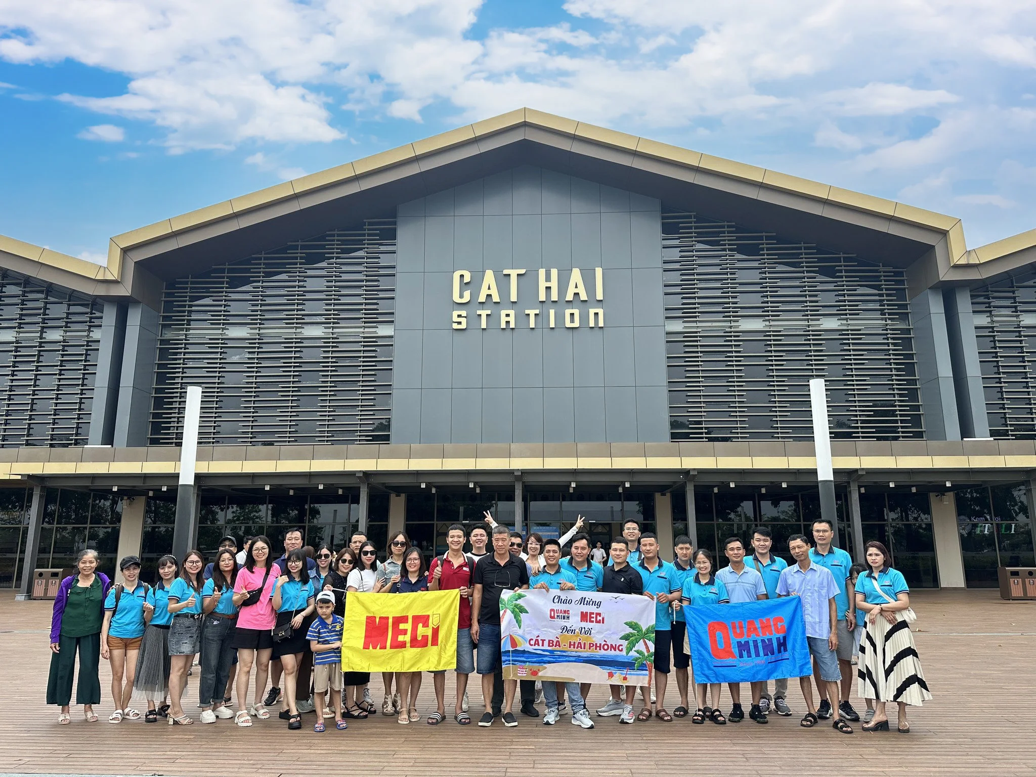 tap-the-can-bo-cong-nhan-vien-cua-luoi-quang-minh