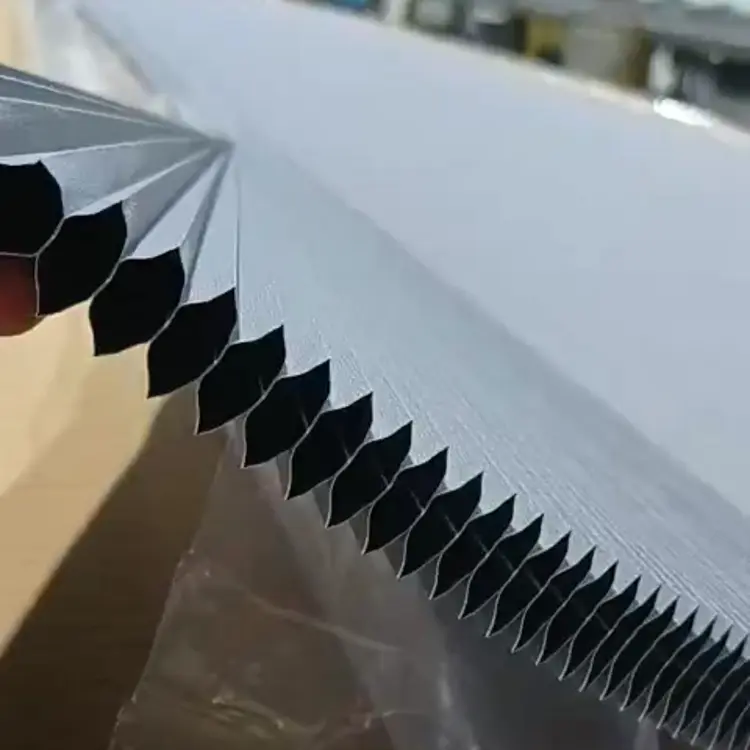 Cấu trúc đặc biệt như một tấm đệm không khí của rèm tổ ong
