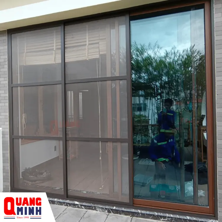Cửa lưới chống muỗi inox dạng lùa được Quang Minh lắp đặt