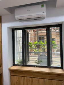 Cửa cuốn dọc phù hợp ô cửa sổ nhỏ, dễ thao tác kéo lên xuống