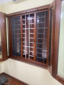 Cửa cuốn dọc phù hợp ô cửa sổ nhỏ, dễ thao tác kéo lên xuống