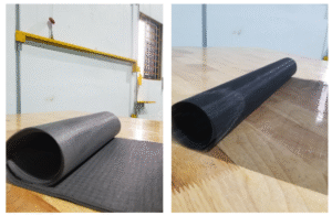 Hai mẫu lưới sợi thuỷ tinh PVC màu xám và màu đen