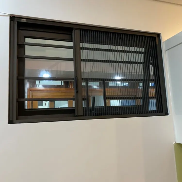 Cửa lưới dạng xếp chống muỗi khi lắp đặt ở vị trí thông gió