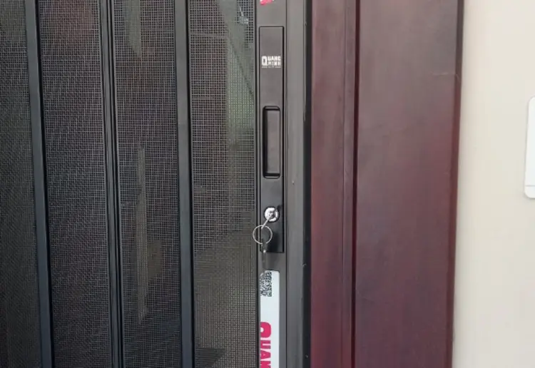 Cửa lưới thép chống trộm gồm 2 phần chính là lưới và khung