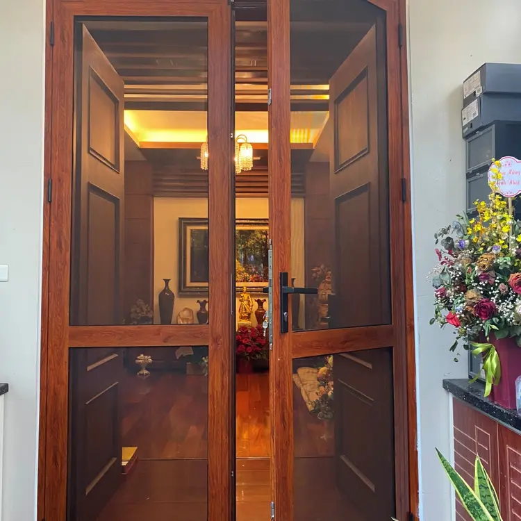 Cửa lưới thép màu vân gỗ sang trọng