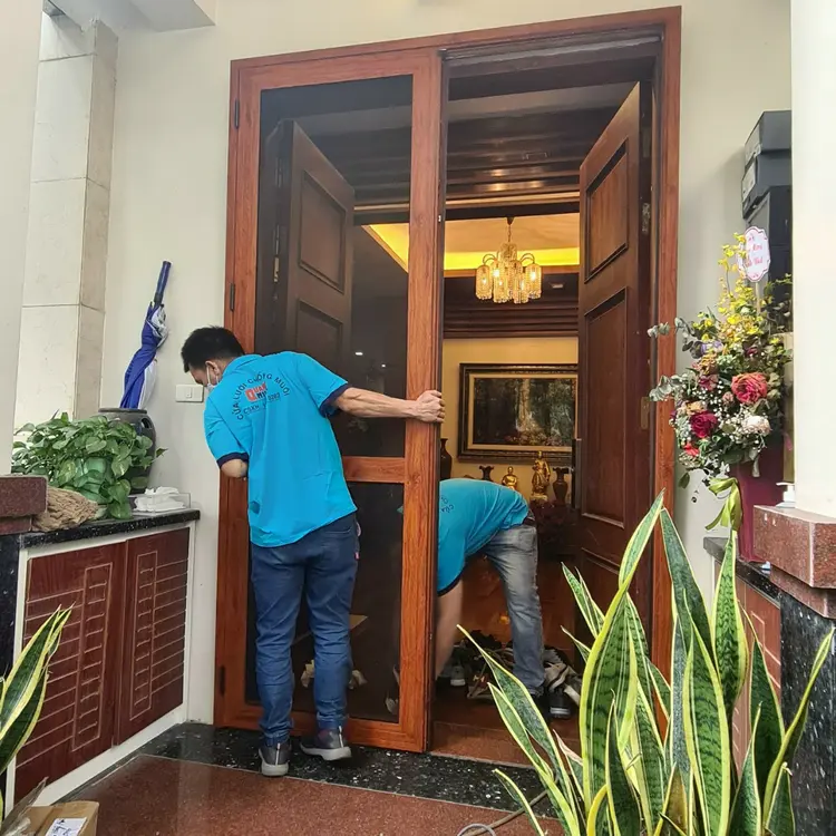 Cửa lưới thép mở quay lắp đặt bởi Quang Minh