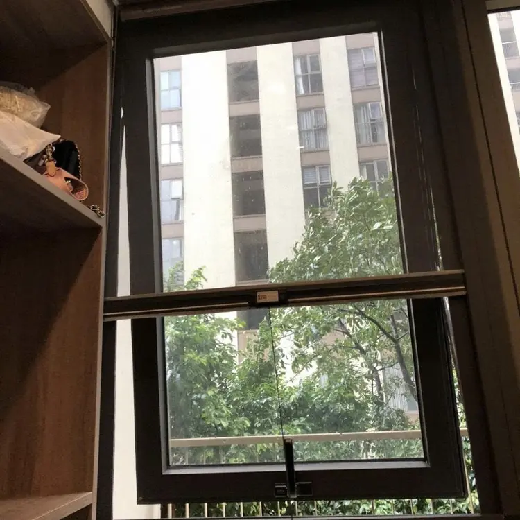 Cửa lưới tự cuốn dọc lắp đặt ở không gian cửa sổ