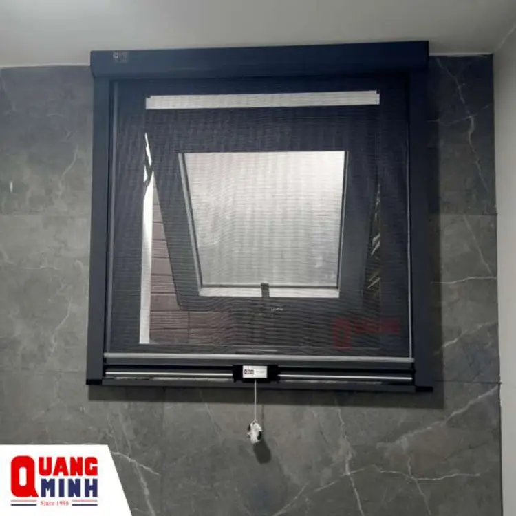 Cửa lưới tự cuốn dọc tại cửa mở hất