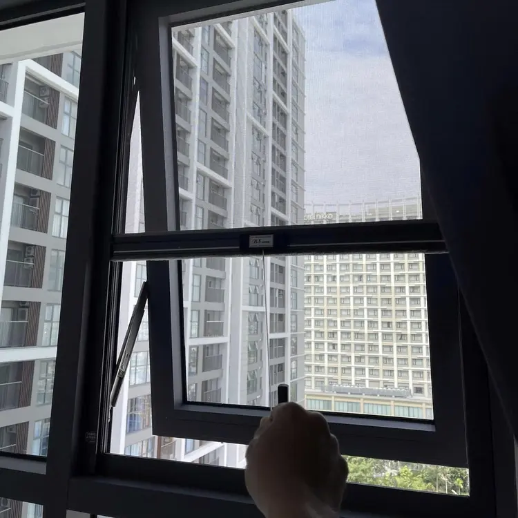 Cửa lưới tự cuốn dọc lắp tại cửa sổ