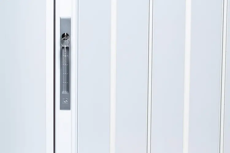 Hệ thống khóa kép an toàn của cửa xếp lá nhựa