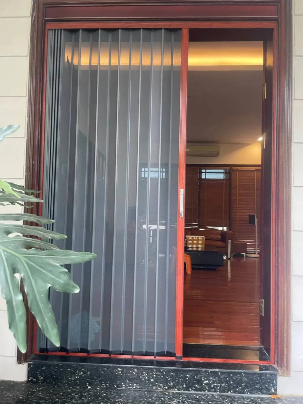 Hình ảnh Quang Minh thi công cửa xếp