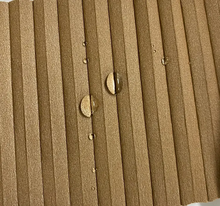 Khả năng chống thấm nước của bề mặt rèm tổ ong cao cấp Quang Minh