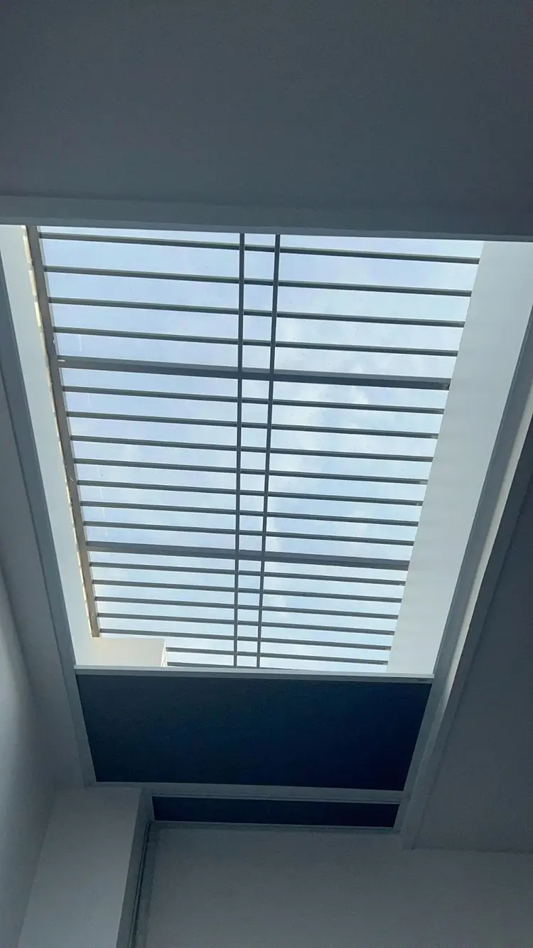 Quang Minh lắp đặt rèm tổ ong trên kính hiện đại cho nhà ở