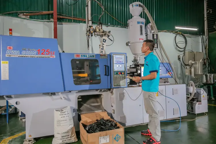 Quang Minh sở hữu máy ép nhựa giúp linh hoạt trong việc sản xuất
