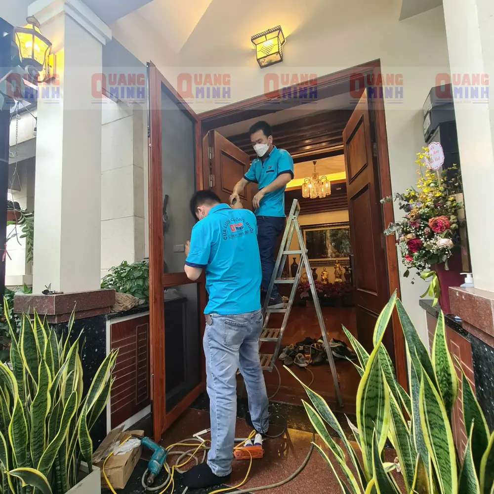Quang Minh thi công cửa mở quay tại công trình thực tế