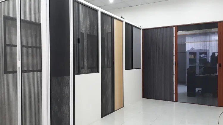 Quang Minh thi công, lắp đặt rèm tổ ong cho cửa đi văn phòng