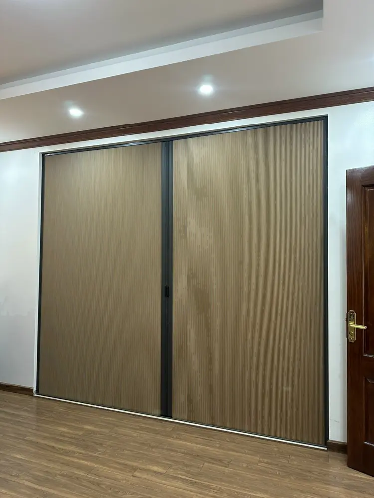 Rèm màu nâu hài hoà với tổng thể thiết kế của không gian lắp đặt