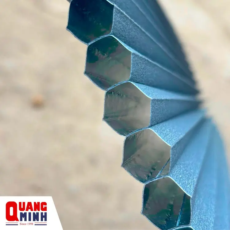 Rèm tổ ong bao gồm các ống rỗng hình lục giác được tráng bạc