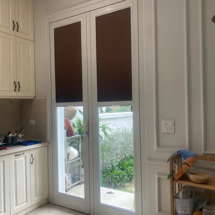 Rèm tổ ong có hệ ray thiết kế riêng cho cửa đi