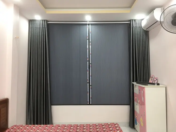 Rèm tổ ong được lắp đặt ở cửa sổ phòng ngủ