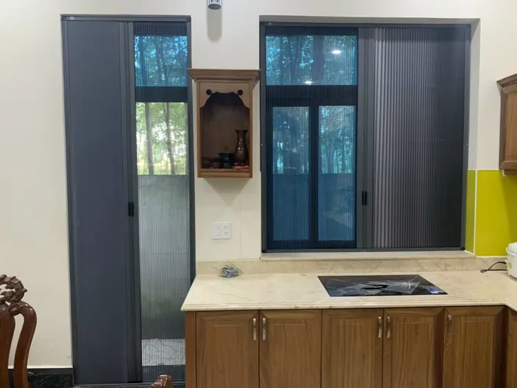 Rèm tổ ong được lắp đặt trên kính bởi Quang Minh