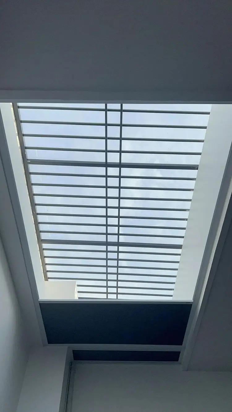 Rèm tổ ong trên kính đảm bảo sự thoáng đãng cho không gian