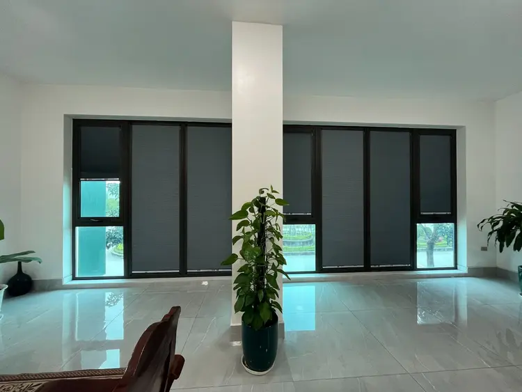 Rèm tổ ong trên kính màu ghi hài hoà với tổng thể kiến trúc chung