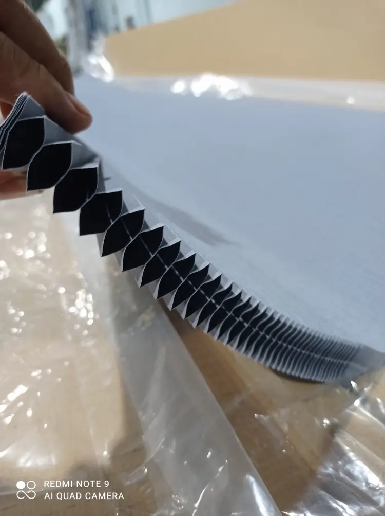 Rèm tổ ong với thiết kế các ống lục giác liên kết nhau