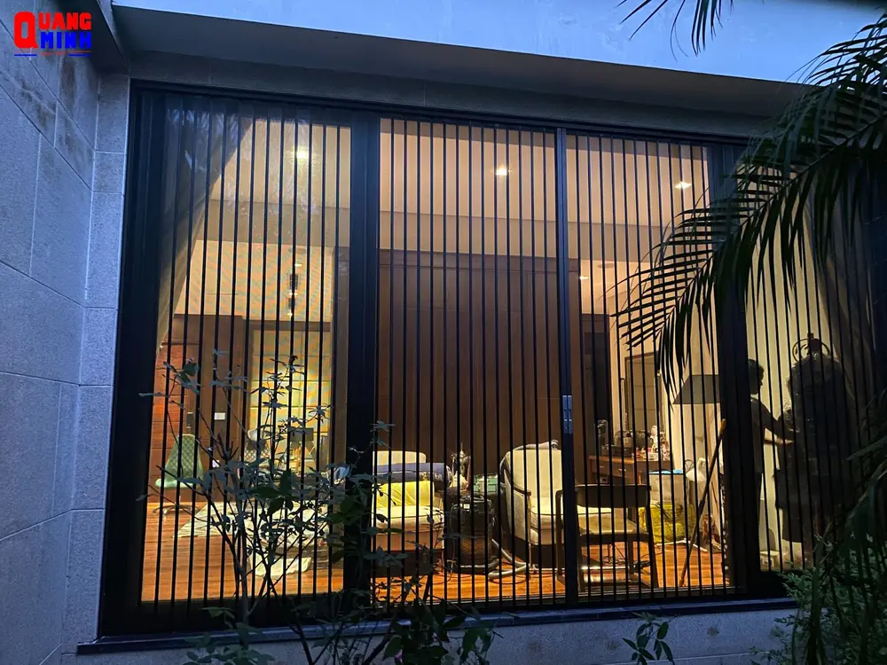 Team kỹ thuật thi công cửa lưới nhôm tại một công trình nhà ở