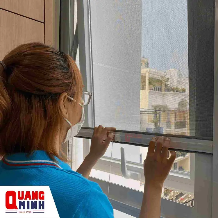 Thao tác đóng cửa lưới chống muỗi tự cuốn dọc BASIC cực đơn giản