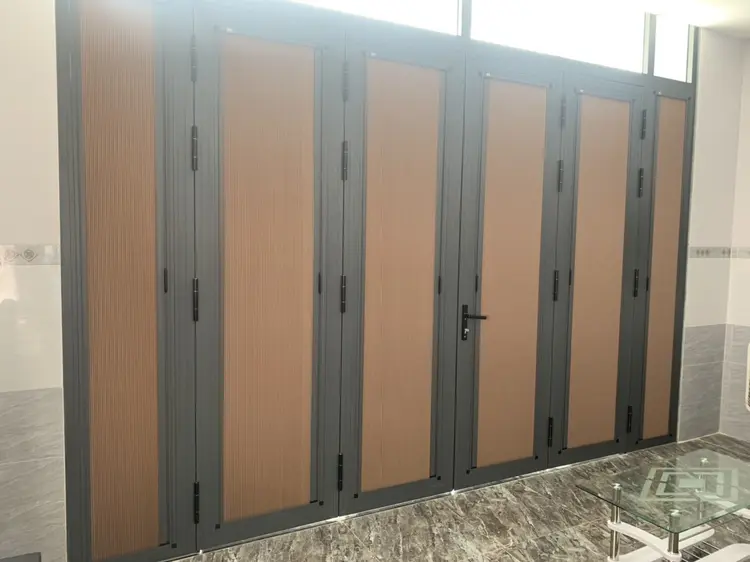 Vách tổ ong lắp đặt ở vị trí cửa ra vào phòng khách