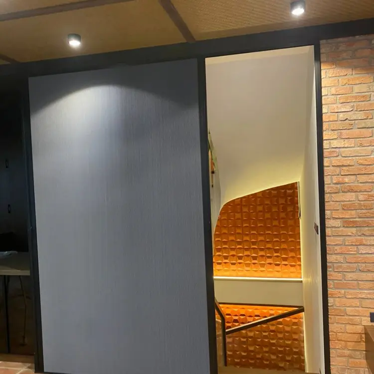 Vách tổ ong ngăn cầu thang được lắp đặt bởi đội ngũ Quang Minh