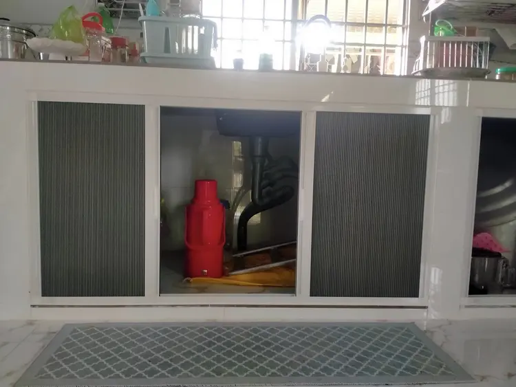 Việc đóng mở tủ bếp bằng rèm tổ ong cực đơn giản và dễ dàng