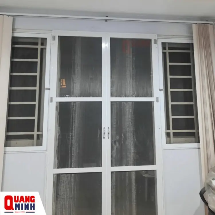 Cửa lưới chống muỗi cánh mở tại cửa chính