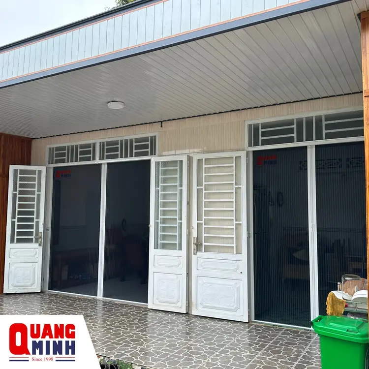 Cửa lưới chống muỗi dạng xếp lắp đặt tại cửa chính ra vào