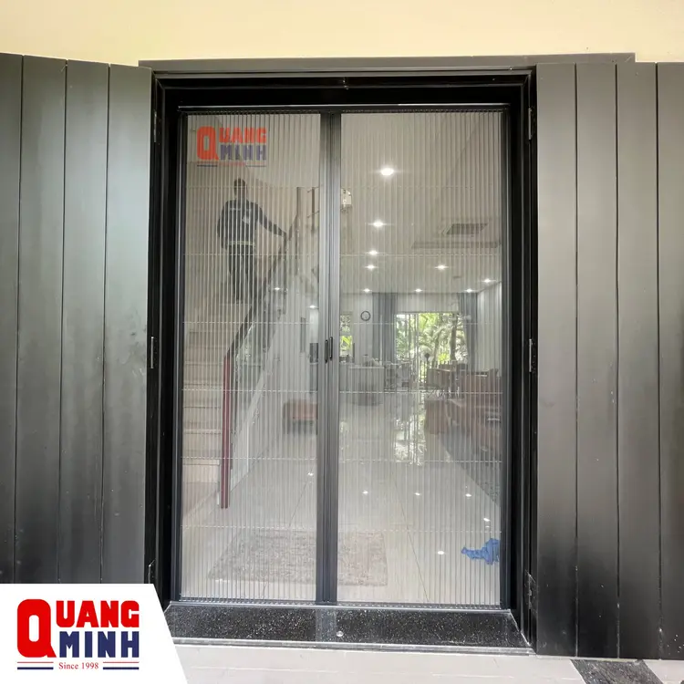 Cửa lưới chống muỗi dạng xếp lắp đặt tại cửa chính ra vào