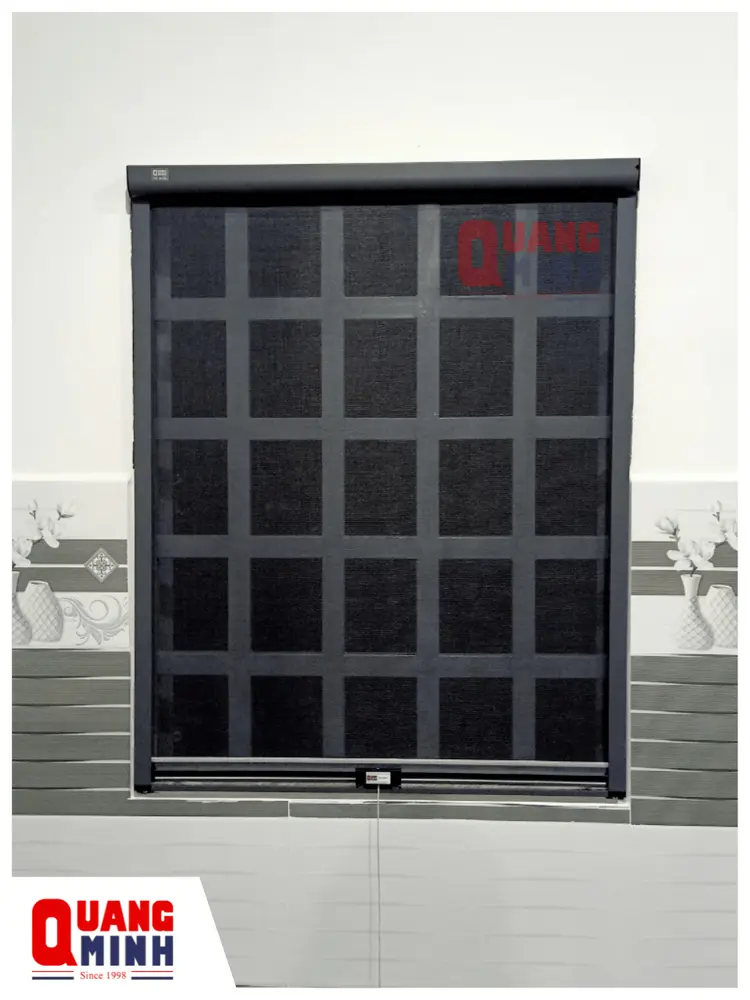 Cửa lưới chống muỗi tự cuốn dọc lắp đặt tại cửa sổ phòng bếp