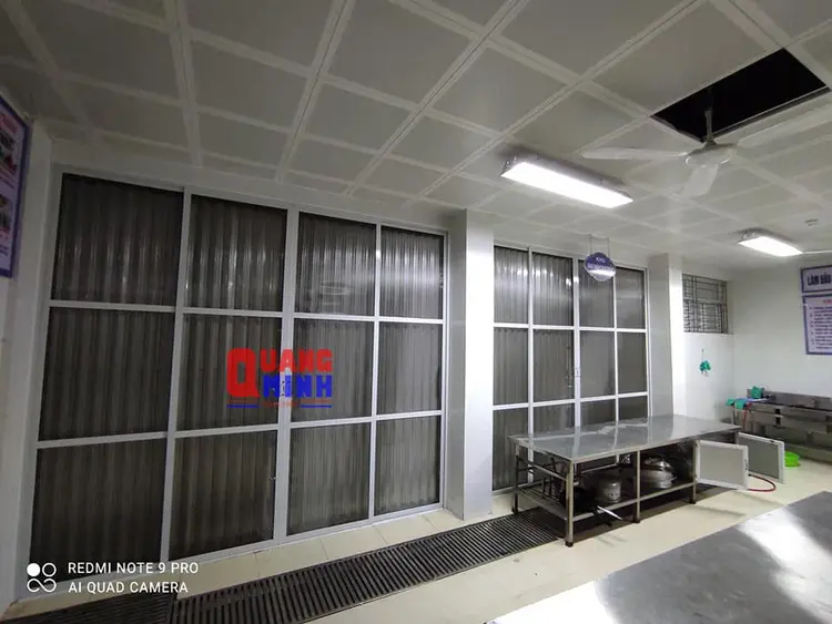 Cửa lưới dạng mở quay