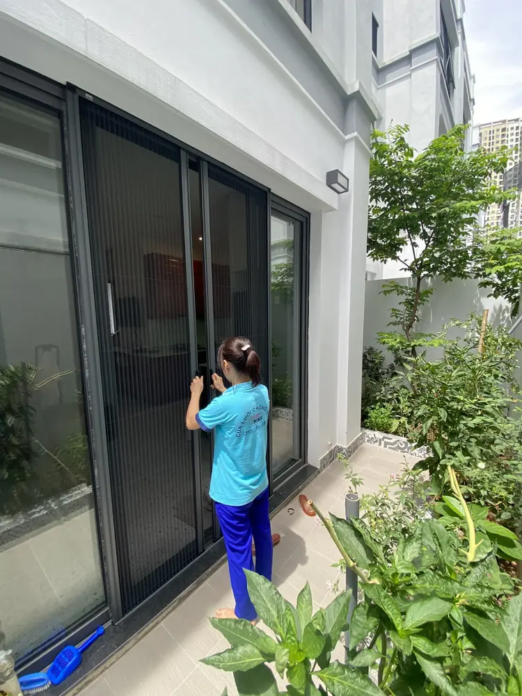 Hình ảnh thi công cửa lưới chống muỗi Đà Nẵng