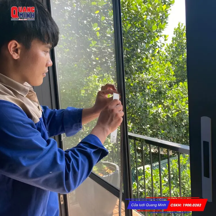 Nhân viên thi công cửa lưới