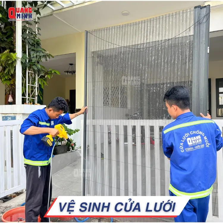 Vệ sinh cửa lưới tại Nha Trang