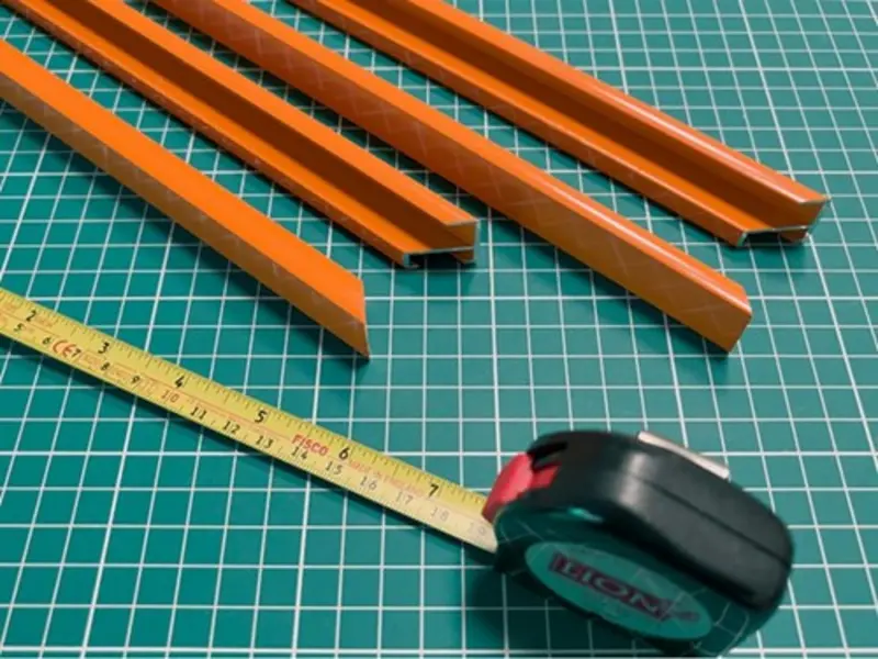 Bước tiếp theo là cắt khung nhôm