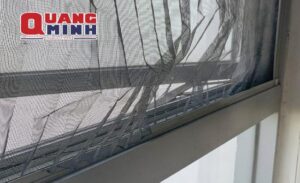 Cửa bị bung lưới